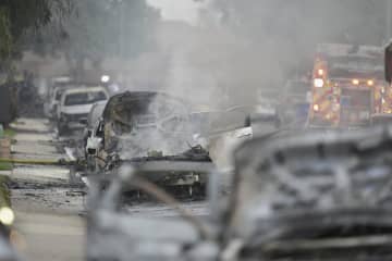 米でセスナ機が住宅街に墜落　住宅や車両数台燃える
