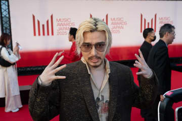 藤井 風、個性的なスーツで『MUSIC AWARDS JAPAN 2025』レッドカーペットに登場