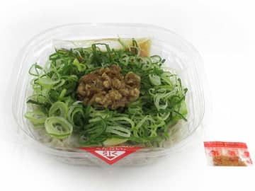たっぷりの青ねぎ、甘濃い牛肉玉ねぎ煮を混ぜて食べる冷たいぶっかけそば! セブン‐イレブンが「ねぎでまみれた冷しそば 牛肉入り」を発売