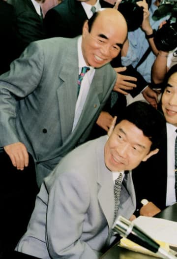 ＜あのころ＞青島、横山知事が顔合わせ　30年前の5月23日