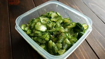 3本分が秒で消える!?レンジで簡単「塩だれきゅうり」の作り方