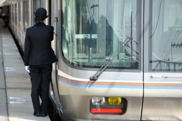 「5分おきに電車が出ます」を英語で言うと？