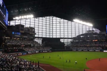 日本ハム戦、生放送でアナウンサーの顔面に“直撃したもの”　「こんな野球中継ある？」