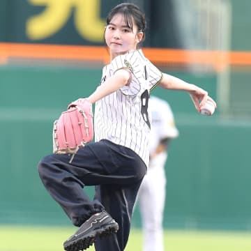 「いやまじで可愛すぎた」甲子園始球式に登場した“若手人気女優”に賛辞続出！「縦じまがよう似合ってる」「アシリパさん来た！」