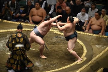 「66歳？ お若い！」大相撲中継の向こう正面に登場した“プロ野球大御所”に脚光！「相変わらずかっこいいなー！」