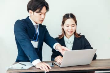 「仕事は見て覚えろ」と言われて「結局、覚えるまで時間かかった」 30代男性の後悔「仕事の意味を理解しないと“作業”になってしまう」