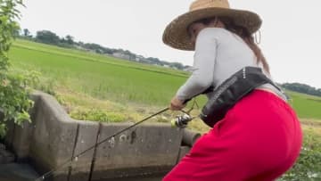 「初めてすぎて嬉しい…」元OLが水路の“ヌシ”に挑んだ結果。「癒される」「スゴイ態勢だな」などの反響多数！