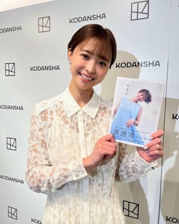 「細すぎて心配」「足細くないですか？」の声も…渡邊渚、丸メガネ→デニム→黒ストッキングの3変化でガラリ
