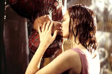 “伝説級キスシーン”映画！　その後オマージュされまくったヒーローのキスも＜今日はキスの日＞