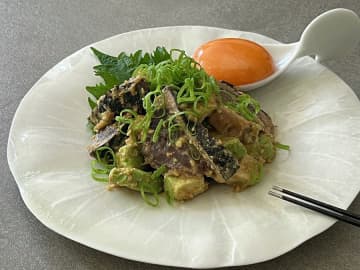 ５分でできる！カツオのタタキとアボカドのピリ辛みそユッケ