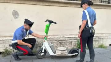 電動キックボードで古代ローマの遺物持ち去った観光客、警察が拘束　イタリア