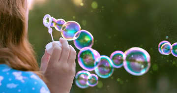 スマホ育ちの子どもに“昔遊び”を残せるか？ しゃぼん玉やけん玉の魅力を再発見