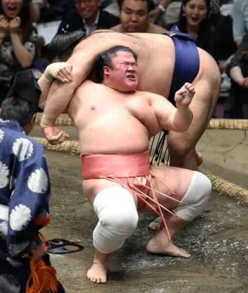 大相撲で“アクロバティック”な珍手⇨「永久保存確定」「大喜びだわ」。取り組み映像が話題、その名は「伝え反り」