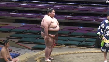 土俵の降り方が「かわいい」 220キロ巨漢力士、“まさか”の行動にファン熱視線