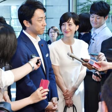 小泉進次郎氏「コメ大臣」就任で露呈…妻・滝川クリステルの致命的な“同性ウケ”の悪さ
