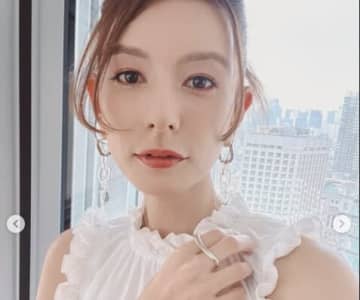 「昔はおバカキャラ、今は妖精？」スザンヌ、ホワイトドレスの近影公開にファン感動「芸能人すごーっ！」