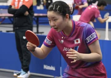 【世界卓球】赤色の卓球台に選手から不満が噴出「光があたるとボールが見えない」