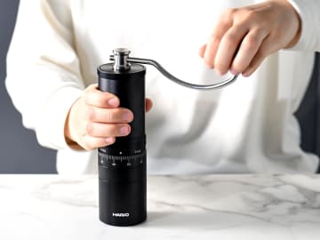 「粒度の美しさ」追求のコーヒーグラインダー 挽き目を90段階で調節、均一性向上 HARIO