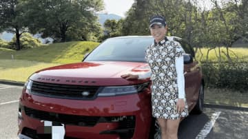 木戸愛、1250万超”高級車”の前でオフショット「センスが良い」「似合ってるね」