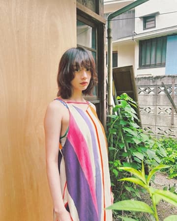 のん、キャミワンピ姿で二の腕すらり「たたずむ女神！」
