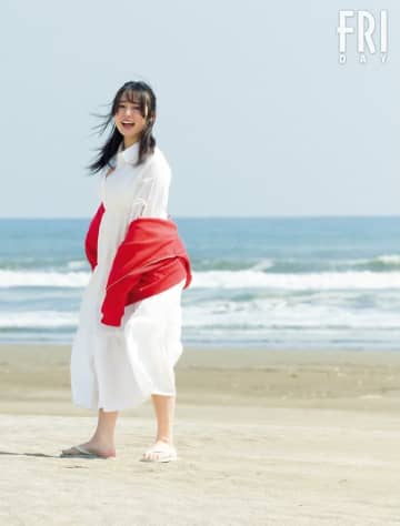 白濱美兎、“高校生最後”の瞬間をおさめた唯一無二の存在感 『FRIDAY』初表紙＆巻頭10Pに登場