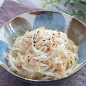 【新玉ねぎが旬のうちに作って】「この組み合わせ、もっと早く知りたかった」切って和えるだけの簡単レシピ