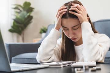 転勤で今の部屋から引っ越し！→管理会社に「壁紙の色が落ちているから」と、10万円を請求された！ 経年劣化でも払う必要はあるの？「原状回復の費用負担」について解説