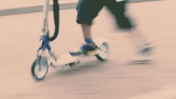 小学生がキックボードで転倒事故→路上に荷物が散乱　そこにバイクがやってきて...8年後の今も残る「心残り」
