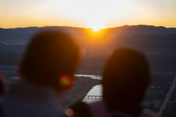 金祖峰で迎える御来光　中国・伊春市