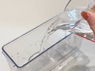 製氷機が内部までスッキリ！　掃除に便利な１００均グッズに「やってみる」「早速買う」