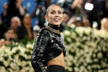 マイリー・サイラス、酒／薬物を断ち続ける意味＆【グラミー賞】受賞が“癒やし”になった理由について語る