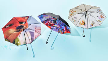 ディズニーストア、梅雨に使えるレイングッズを一挙発表！　傘にポンチョ、マーカーに推し活アイテムまで