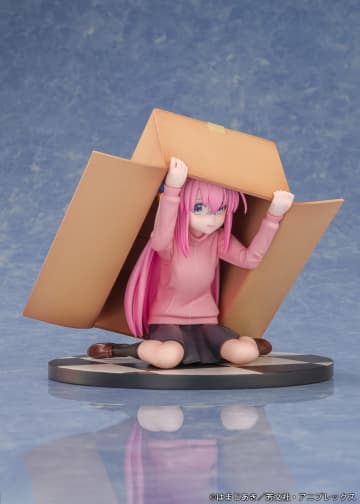 「ぼっち・ざ・ろっく」より段ボールに隠れる「後藤ひとり」が1/7スケールでフィギュア化！