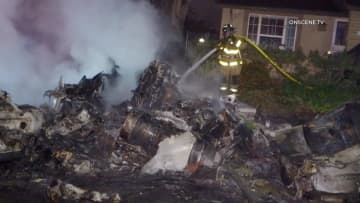 小型機が住宅街に墜落し 6人全員死亡か　住人ら8人けが　約10軒の住宅が燃える　アメリカ・カリフォルニア州