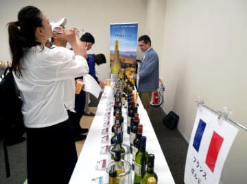 国分西日本が洋酒展示会 高価格帯から少容量まで 為替の影響も