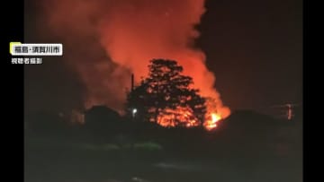 「家の2階から火が…」住宅と空き家全焼　住宅に1人で暮らす76歳男性が逃げる際にけがをして病院搬送　福島・須賀川市