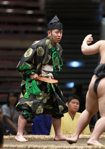 【大相撲】今場所からデビューの18歳行司が土俵下に転落！担架で退場
