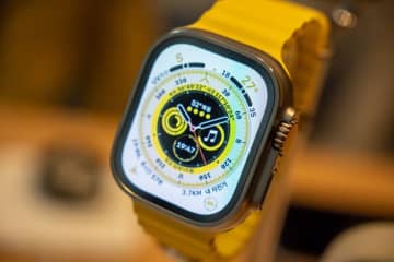 アップル、カメラ付きApple Watchを断念？ カメラ付きAirPodsは開発継続か