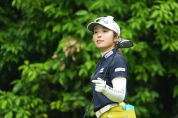 佐久間朱莉とルーキー荒木優奈が3打差首位で決勝へ