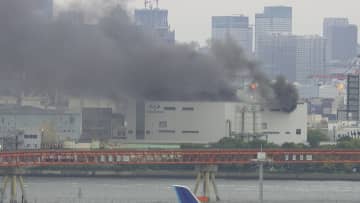 【速報】「ベルトコンベアが燃えている」羽田空港近くの工場で火災　炎や黒煙が立ち上り消火活動続く　東京・大田区