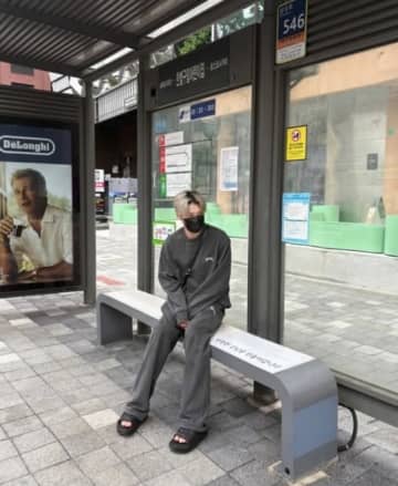 ジェジュンがバス停に！？ラフな服装でも隠し切れないオーラ