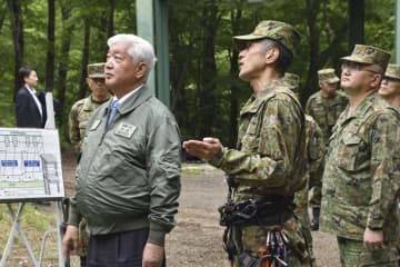 中谷防衛相「現代戦に対応を」　レンジャー教官の養成訓練視察