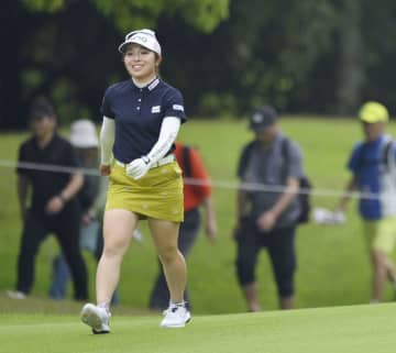 佐久間、荒木が首位　女子ゴルフ第2日