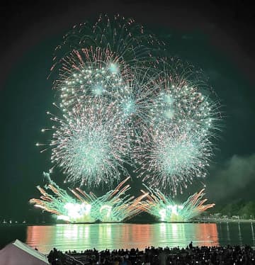 逗子海岸で花火大会　夏の訪れ告げる大輪7千発　物価高で費用増…市民の寄付で開催こぎ着け