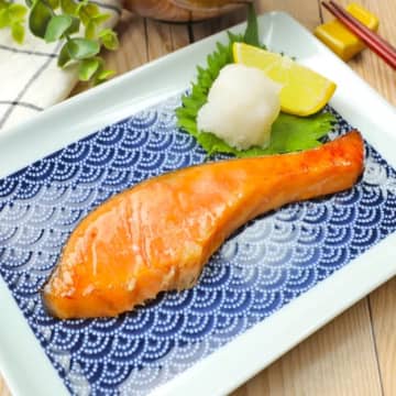 「このサケ、何に漬けたの？」「旅館の朝ごはんみたい」一瞬でプロの味！サケのめちゃウマ漬け焼きレシピ