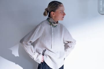 【明日なに着る？】きちんとしてるのに「気取って見えない」リネン素材のハイネックシャツ