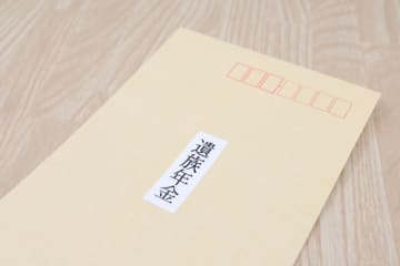 夫婦の間に子どもはなく、妻の年収は850万円以下。「遺族年金」が「無期限」から「期限付き」になるって本当？厚生労働省の見直し案通りなら遺族年金はどう変わる？