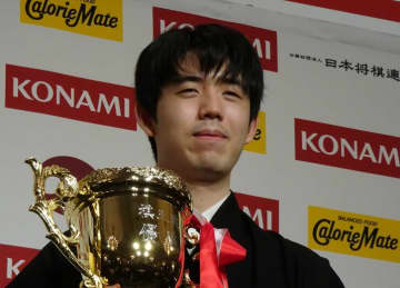 「心・技・体鍛えていきたい」藤井聡太棋王、3連覇副賞は“スポーツジム年間利用券”！／将棋・棋王就位式