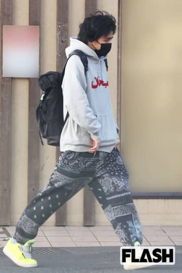 藤井風、音楽アワードで見せた髭ワイルド “激変” 姿に集まる衝撃…“脱スピリチュアル” の可能性も