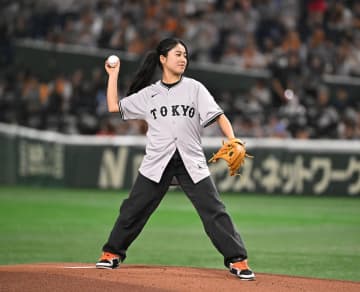 【巨人】スケートボード日本代表の19歳・中山楓奈「100点満点！」　始球式でノーバン投球